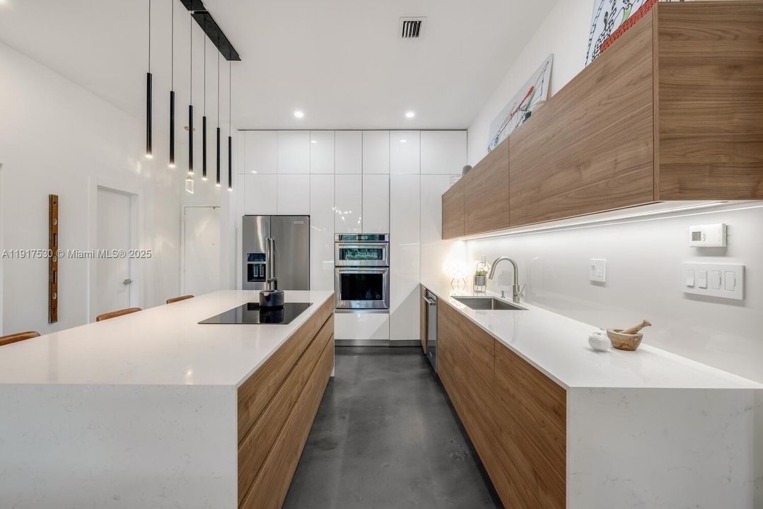 Activo con contrato: $3,100 (2 camas, 2 baños, 1353 Pies cuadrados)