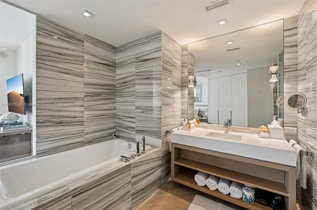 For Sale: $1,650,000 (1 beds, 1 baths, 850 Square Feet)