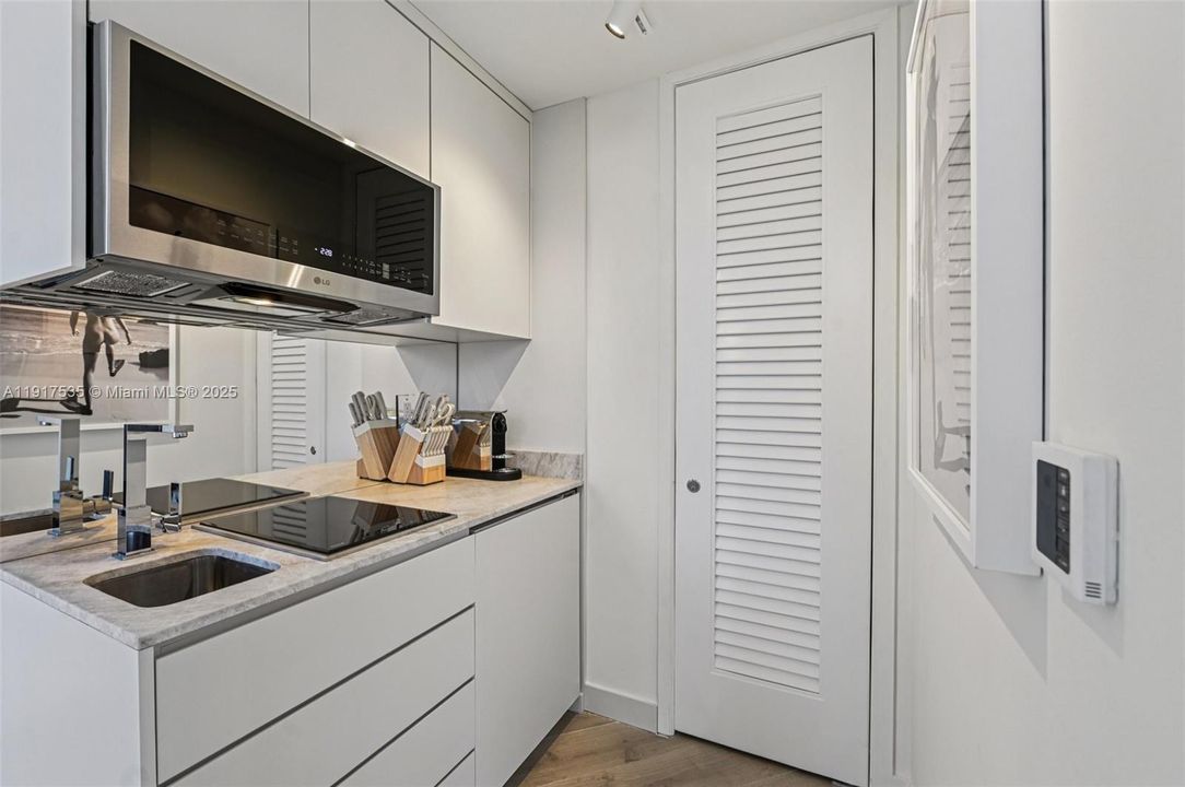 For Sale: $1,650,000 (1 beds, 1 baths, 850 Square Feet)