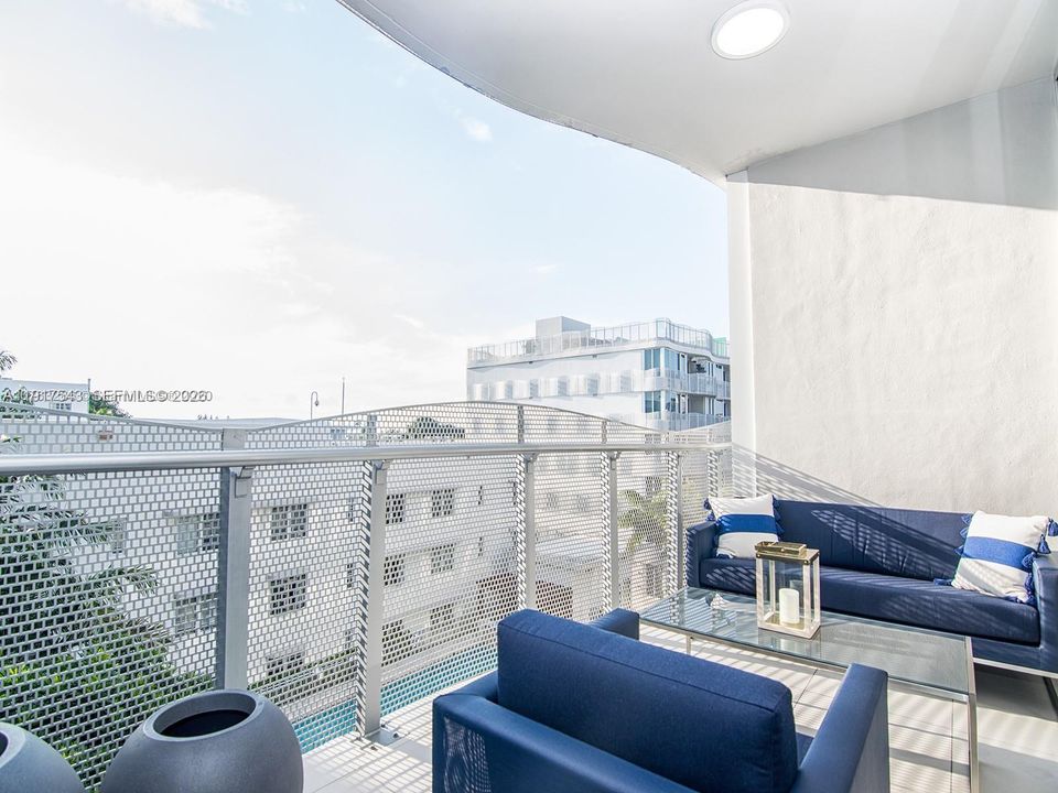 For Sale: $995,000 (2 beds, 2 baths, 1226 Square Feet)