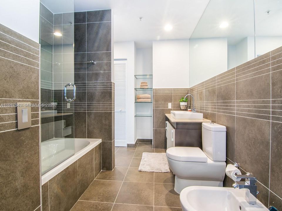 For Sale: $995,000 (2 beds, 2 baths, 1226 Square Feet)