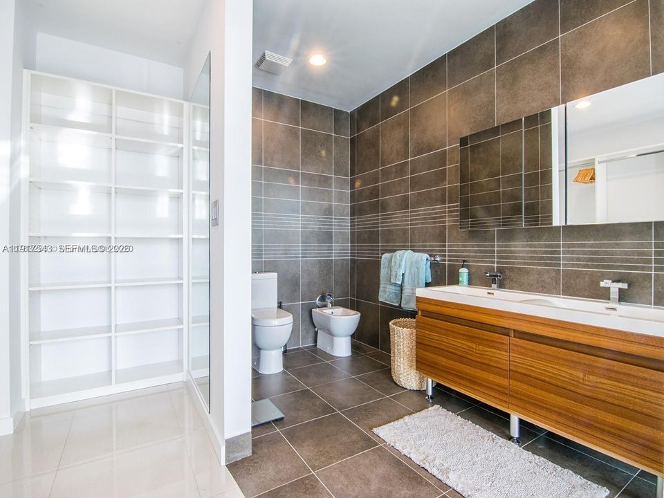 For Sale: $995,000 (2 beds, 2 baths, 1226 Square Feet)