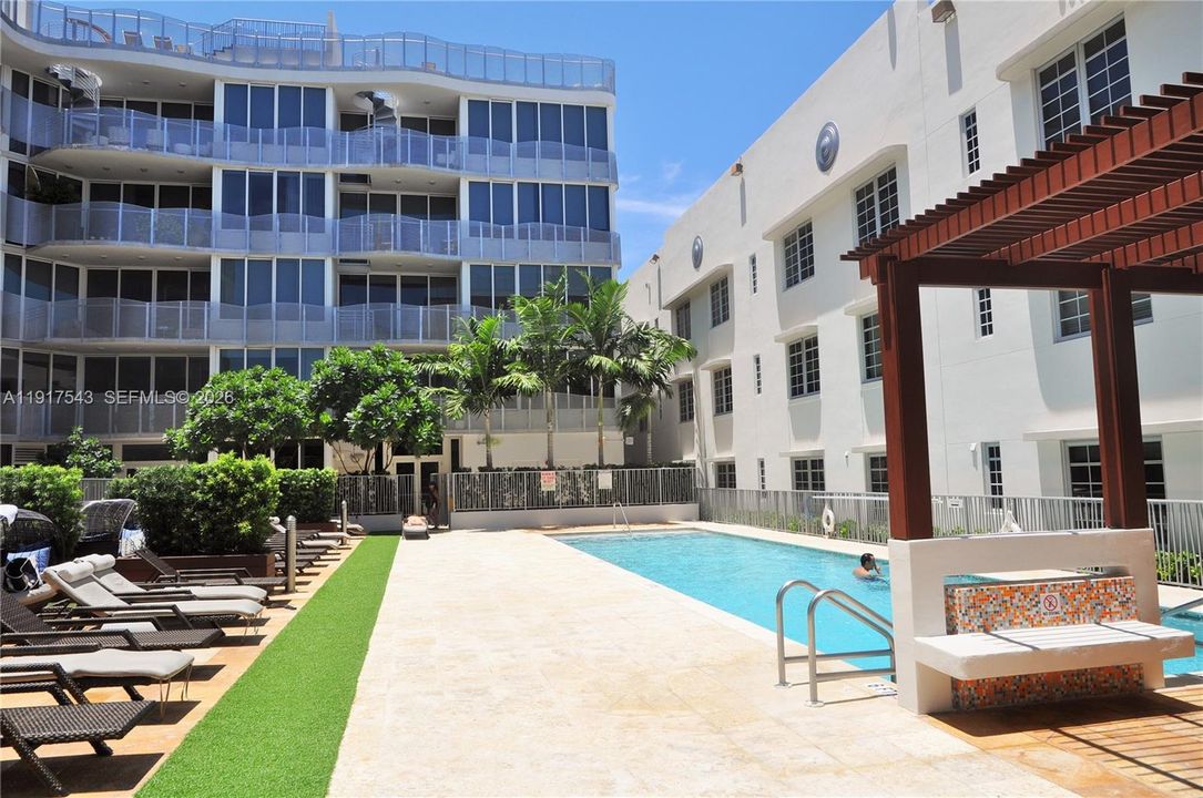 For Sale: $995,000 (2 beds, 2 baths, 1226 Square Feet)