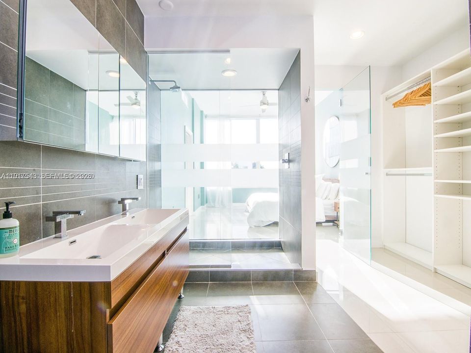 For Sale: $995,000 (2 beds, 2 baths, 1226 Square Feet)