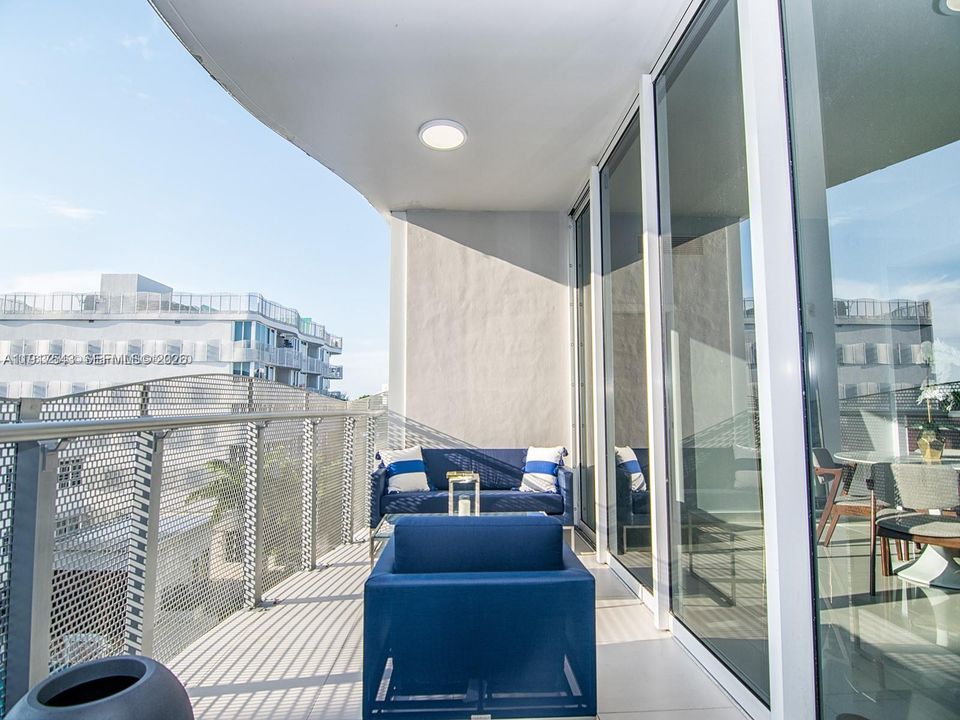 For Sale: $995,000 (2 beds, 2 baths, 1226 Square Feet)