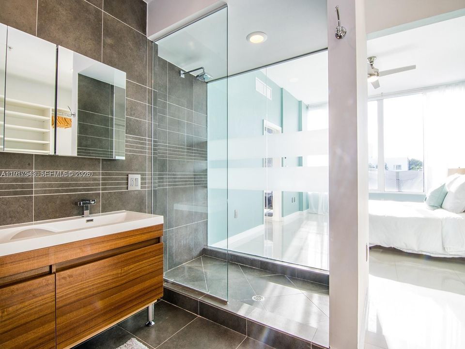 For Sale: $995,000 (2 beds, 2 baths, 1226 Square Feet)