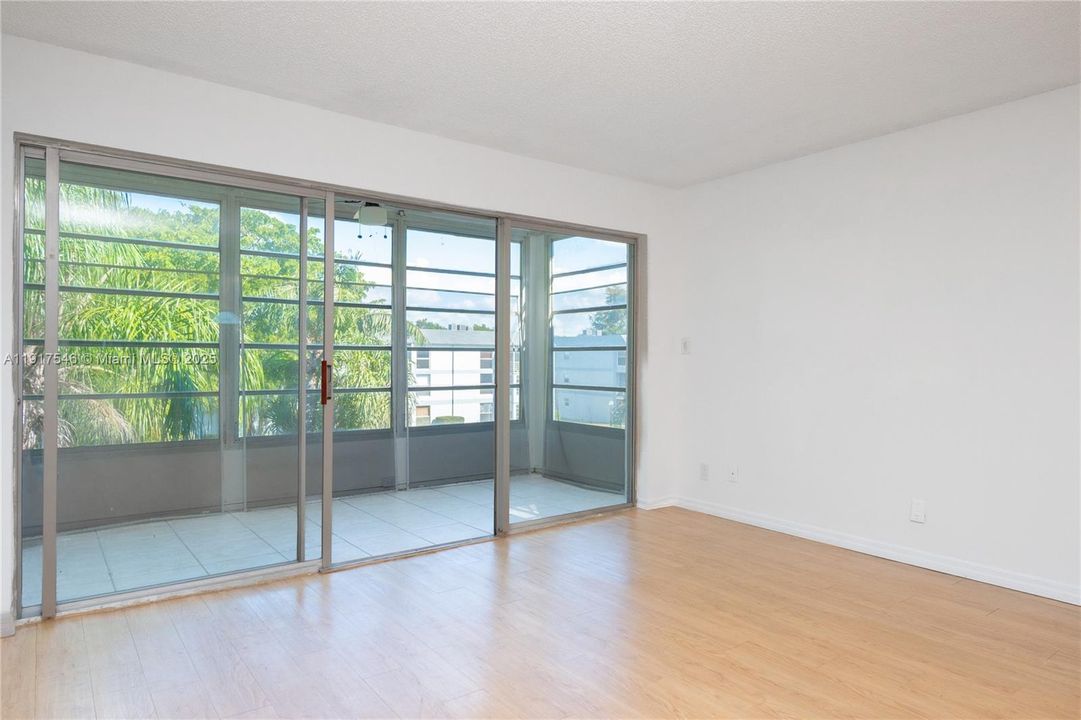 Activo con contrato: $1,900 (2 camas, 2 baños, 1025 Pies cuadrados)