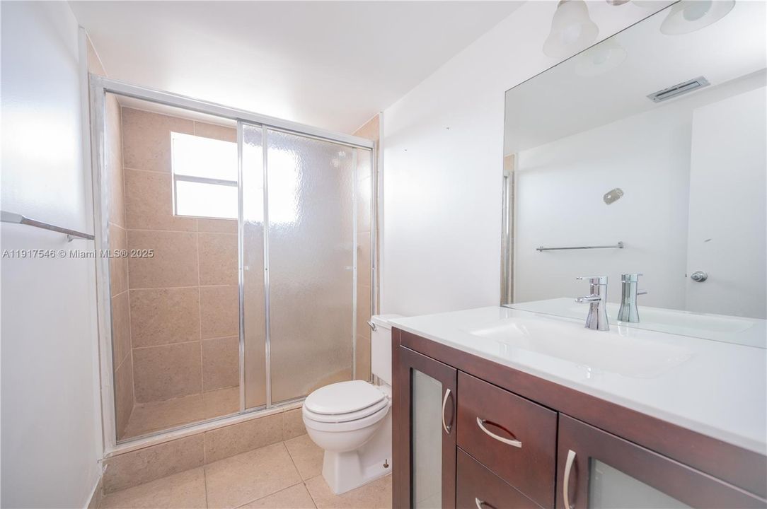 Activo con contrato: $1,900 (2 camas, 2 baños, 1025 Pies cuadrados)