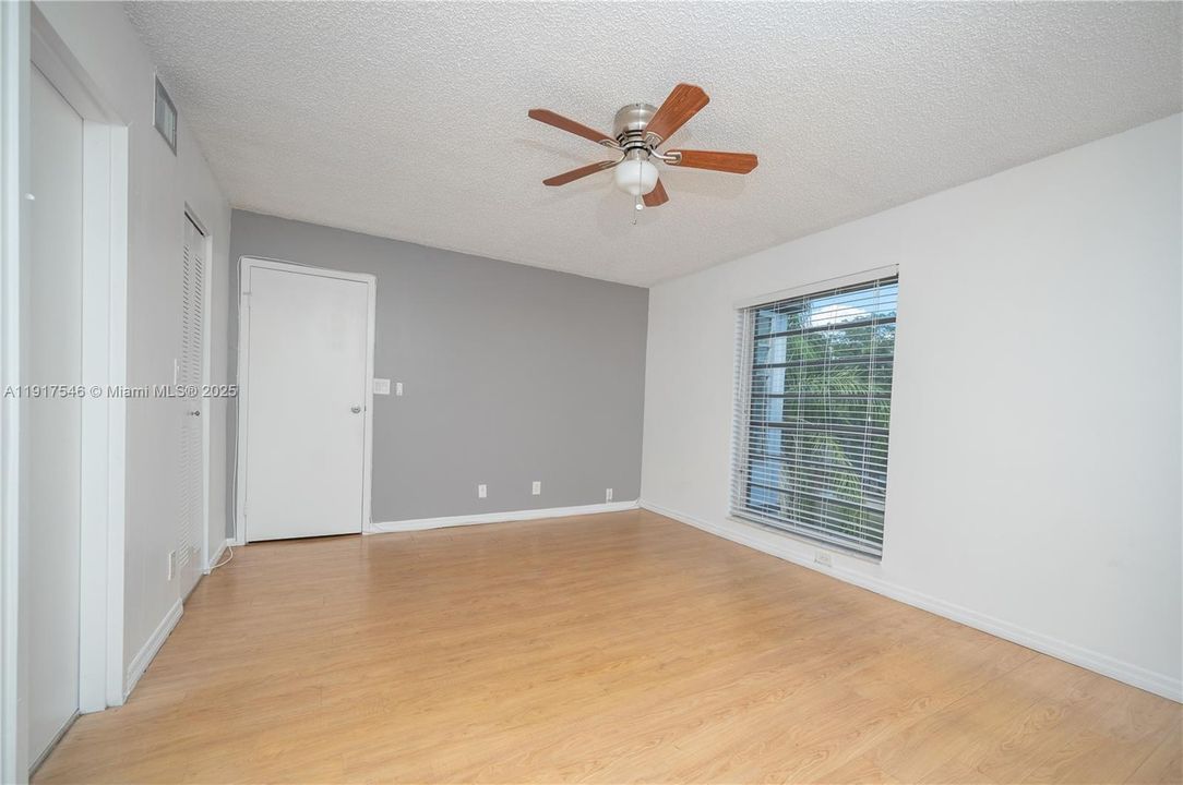 Activo con contrato: $1,900 (2 camas, 2 baños, 1025 Pies cuadrados)