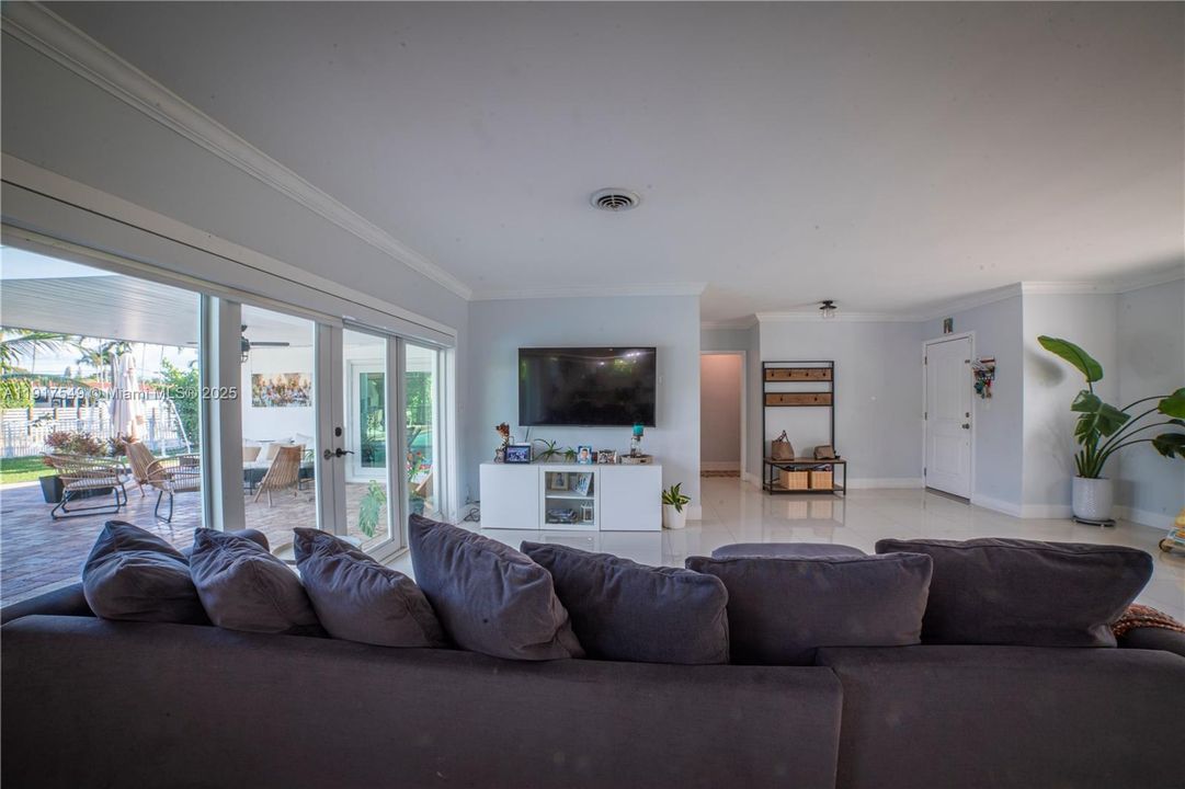 Active With Contract: $1,530,000 (3 beds, 2 baths, 1819 Square Feet)