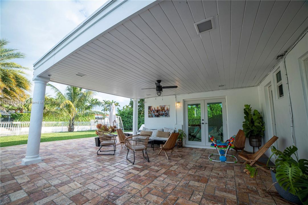 Active With Contract: $1,530,000 (3 beds, 2 baths, 1819 Square Feet)