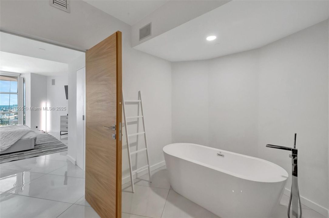 For Rent: $19,000 (3 beds, 2 baths, 2040 Square Feet)