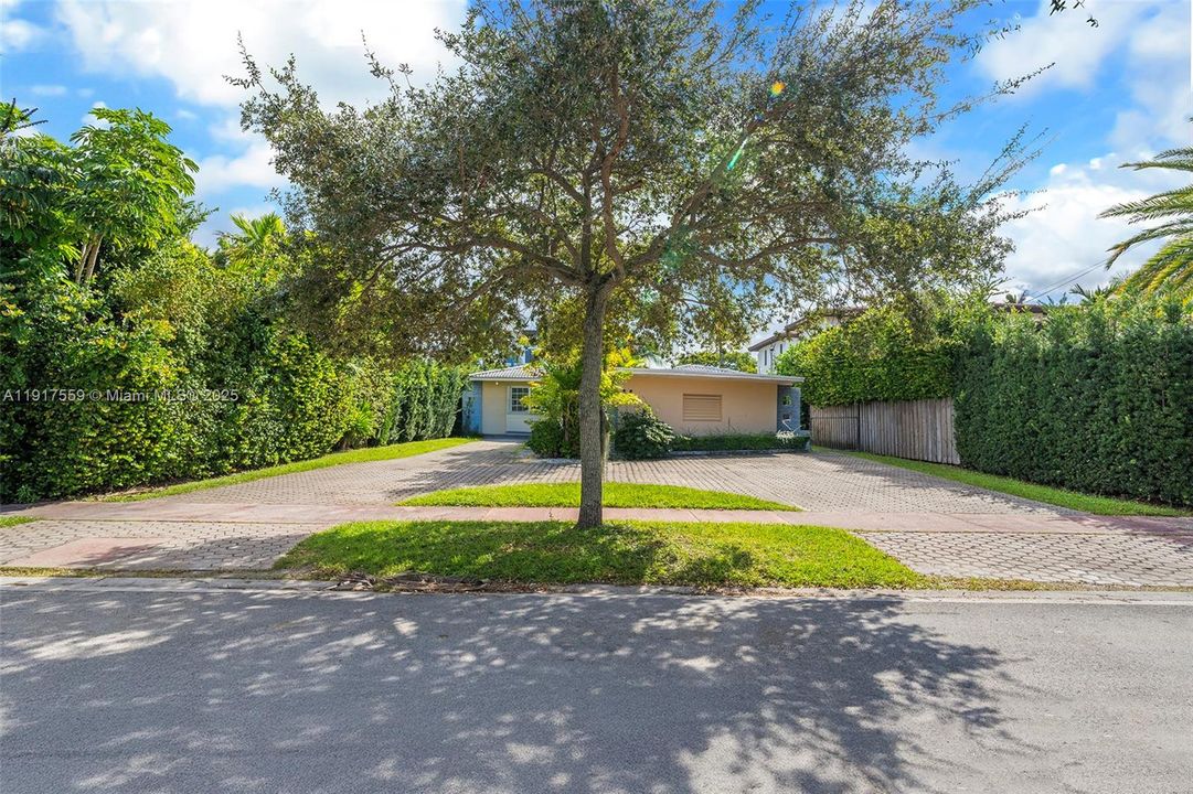 For Sale: $3,400,000 (2 beds, 2 baths, 1763 Square Feet)