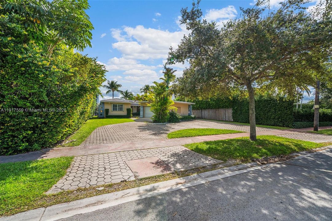 For Sale: $3,400,000 (2 beds, 2 baths, 1763 Square Feet)