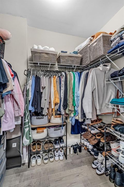 For Sale: $239,000 (1 beds, 1 baths, 1000 Square Feet)