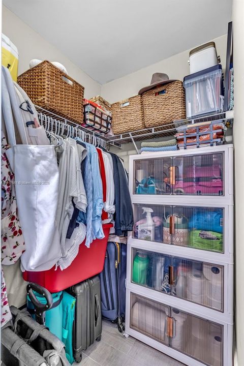 For Sale: $239,000 (1 beds, 1 baths, 1000 Square Feet)