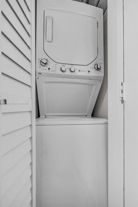 For Sale: $239,000 (1 beds, 1 baths, 1000 Square Feet)