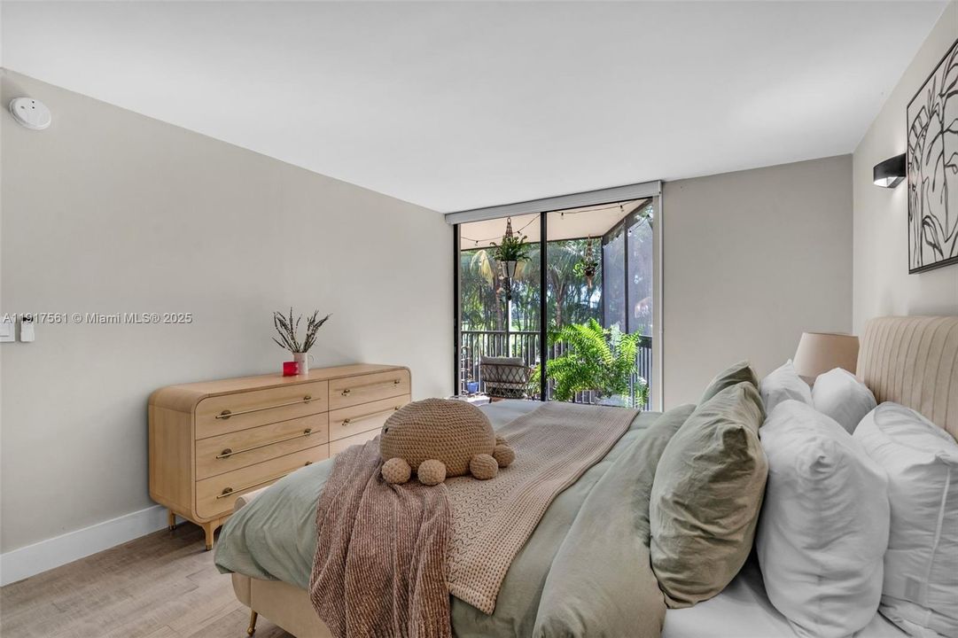 For Sale: $239,000 (1 beds, 1 baths, 1000 Square Feet)