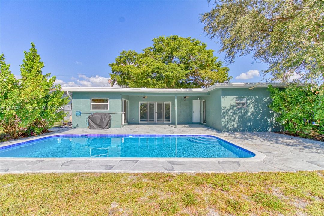 For Sale: $559,900 (3 beds, 2 baths, 1355 Square Feet)