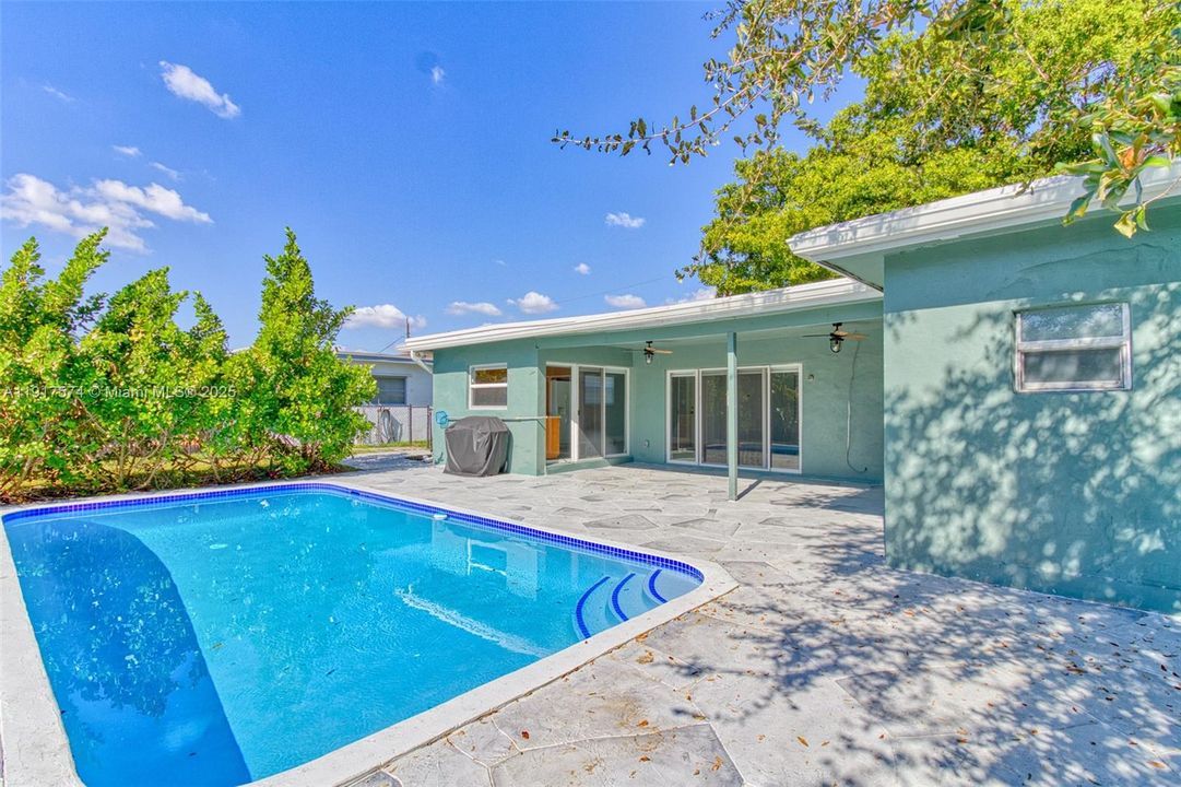 For Sale: $559,900 (3 beds, 2 baths, 1355 Square Feet)