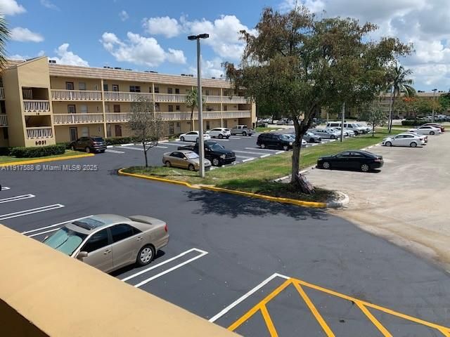 For Sale: $112,500 (1 beds, 1 baths, 660 Square Feet)