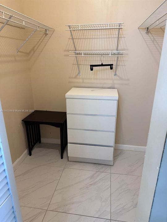 For Sale: $112,500 (1 beds, 1 baths, 660 Square Feet)