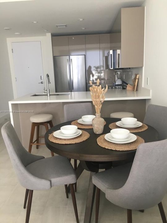 For Rent: $3,500 (2 beds, 2 baths, 877 Square Feet)