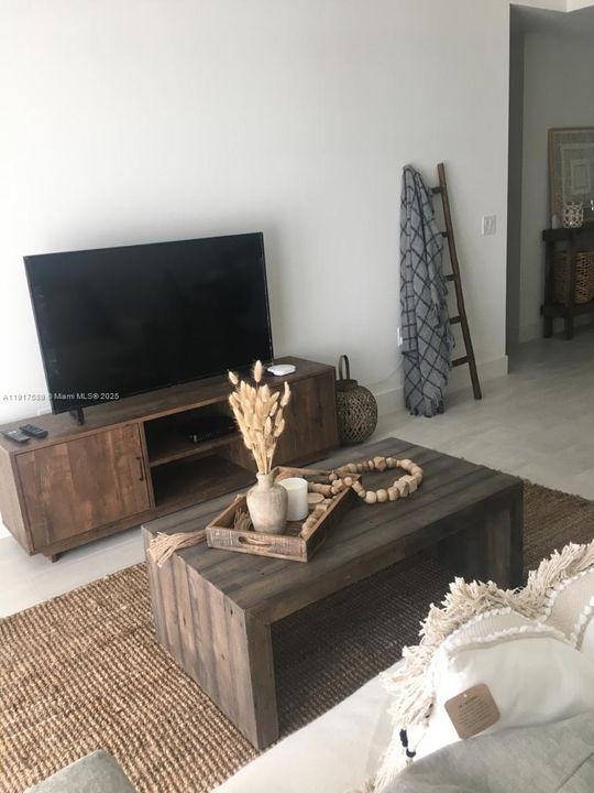 For Rent: $3,500 (2 beds, 2 baths, 877 Square Feet)