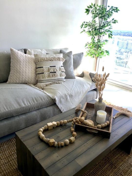 For Rent: $3,500 (2 beds, 2 baths, 877 Square Feet)