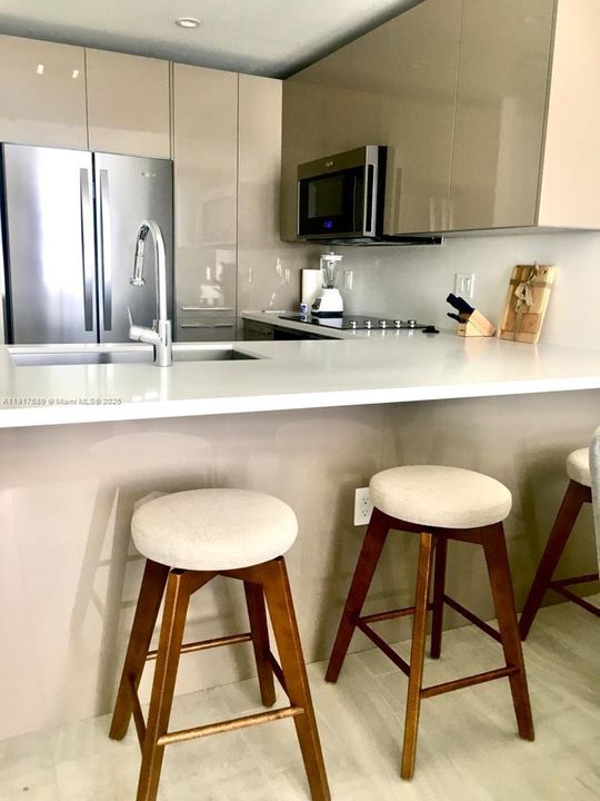 For Rent: $3,500 (2 beds, 2 baths, 877 Square Feet)