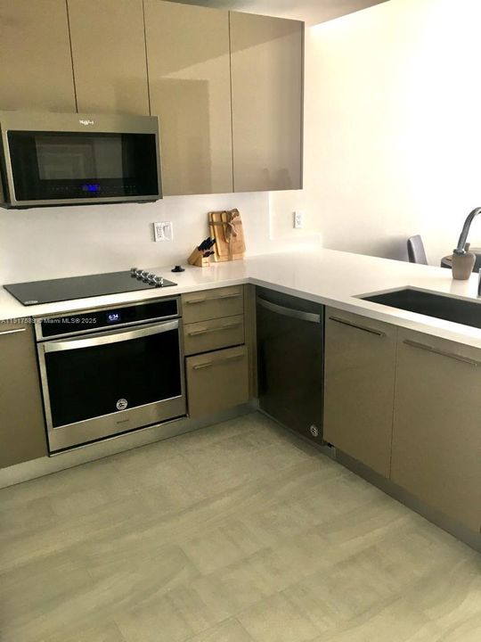 For Rent: $3,500 (2 beds, 2 baths, 877 Square Feet)