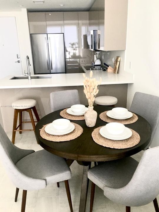 For Rent: $3,500 (2 beds, 2 baths, 877 Square Feet)