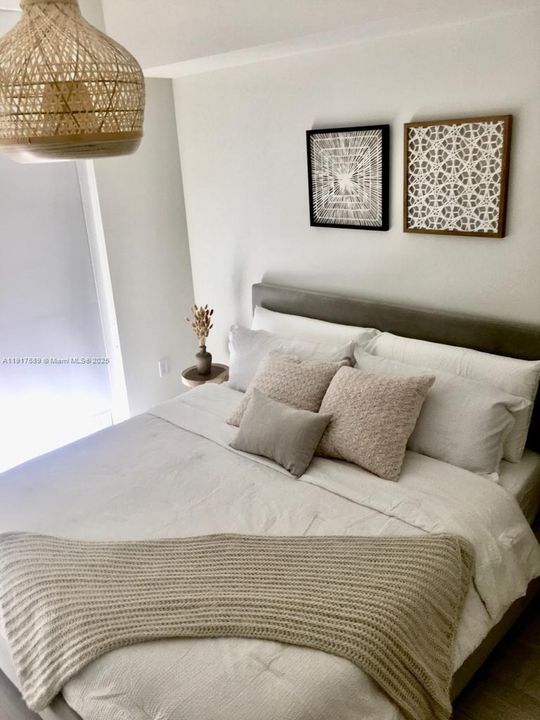 For Rent: $3,500 (2 beds, 2 baths, 877 Square Feet)