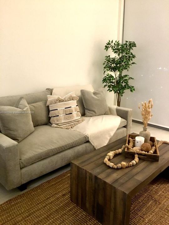 For Rent: $3,500 (2 beds, 2 baths, 877 Square Feet)