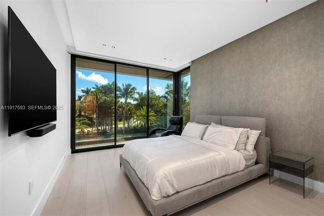 For Sale: $16,900,000 (6 beds, 6 baths, 5660 Square Feet)