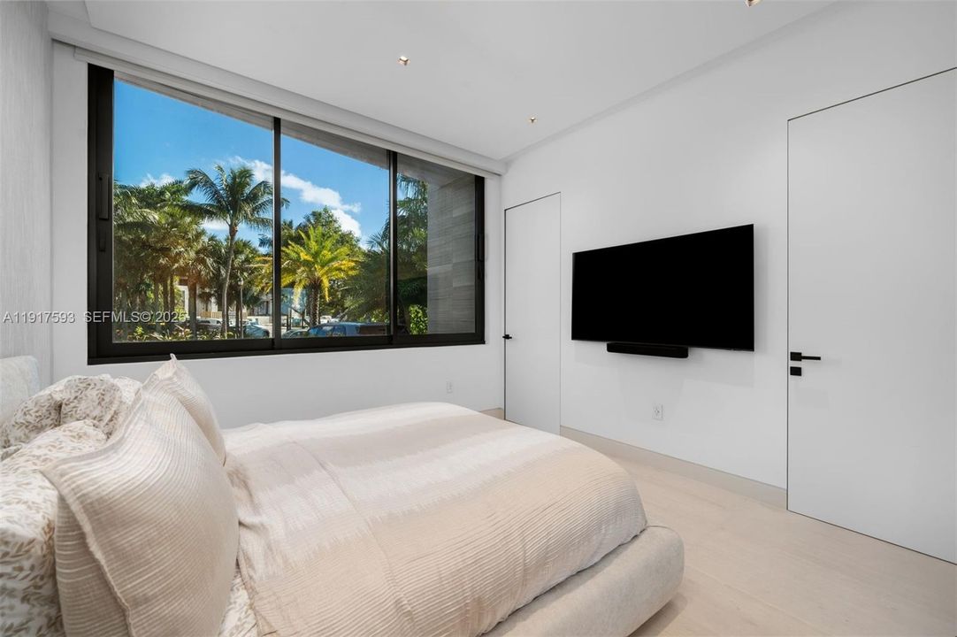 For Sale: $16,900,000 (6 beds, 6 baths, 5660 Square Feet)