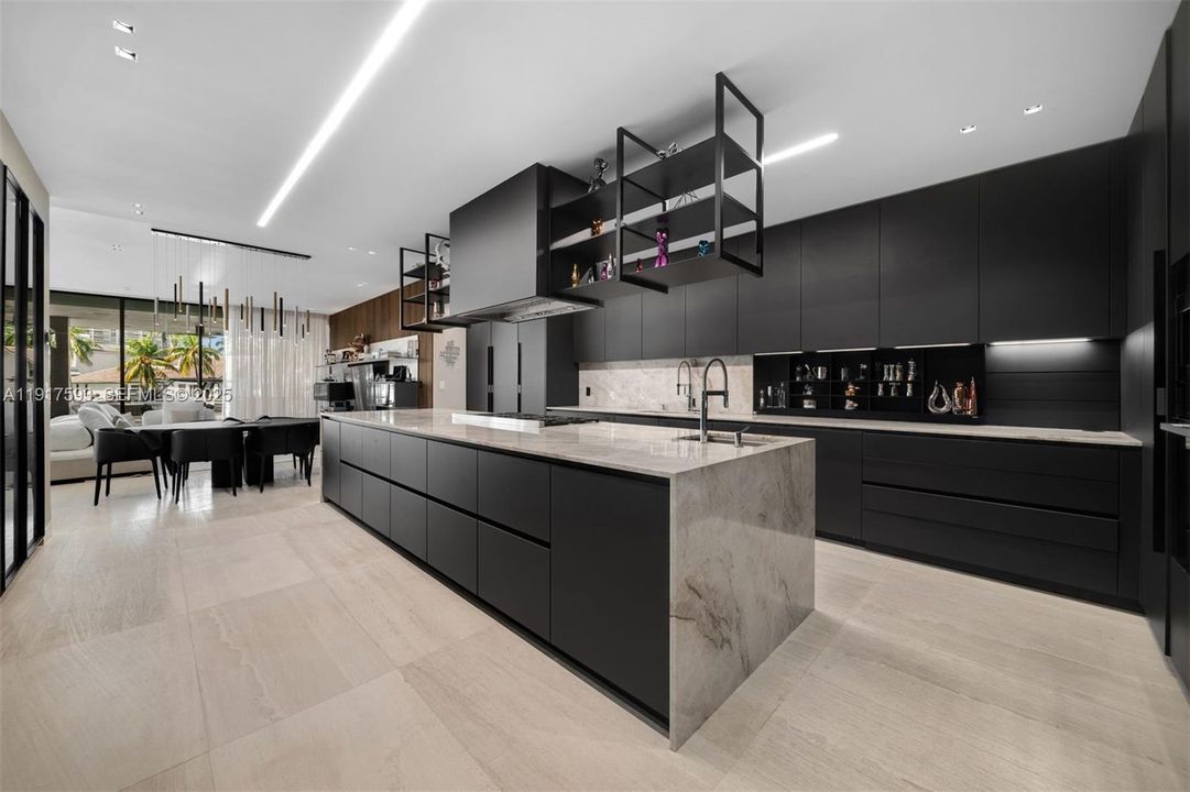 For Sale: $16,900,000 (6 beds, 6 baths, 5660 Square Feet)