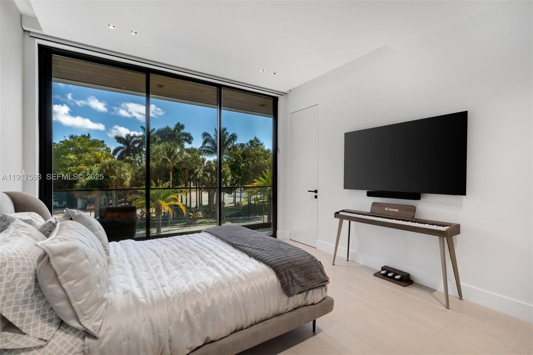 For Sale: $16,900,000 (6 beds, 6 baths, 5660 Square Feet)