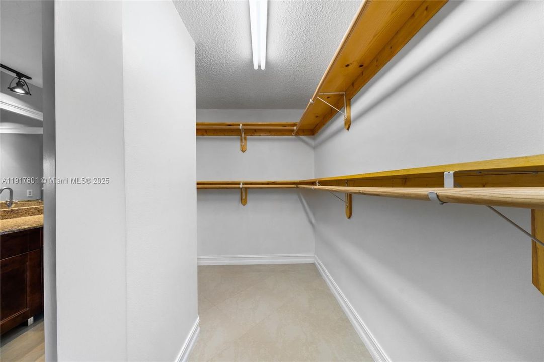 待售: $710,000 (4 贝兹, 2 浴室, 1865 平方英尺)