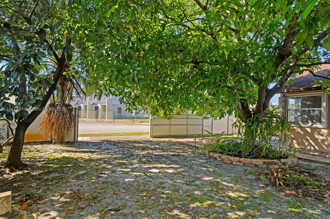 待售: $710,000 (4 贝兹, 2 浴室, 1865 平方英尺)