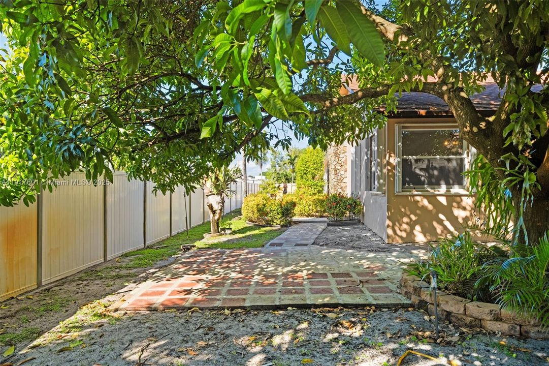 待售: $710,000 (4 贝兹, 2 浴室, 1865 平方英尺)