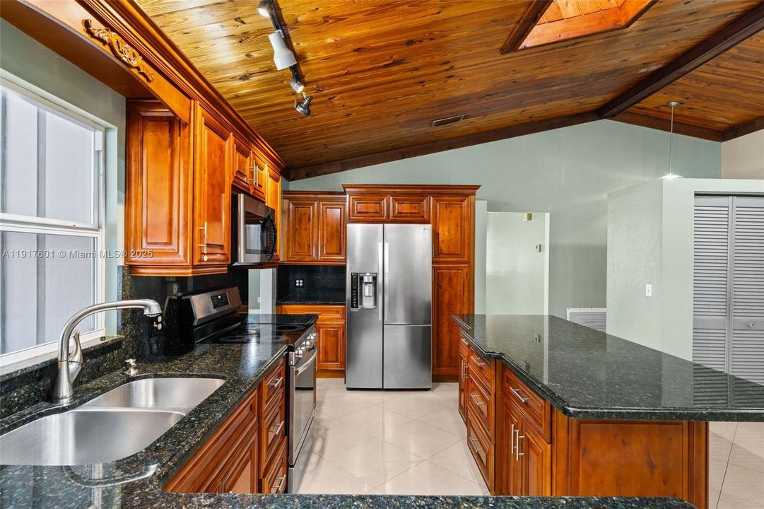 待售: $710,000 (4 贝兹, 2 浴室, 1865 平方英尺)