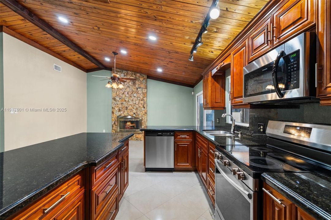 待售: $710,000 (4 贝兹, 2 浴室, 1865 平方英尺)