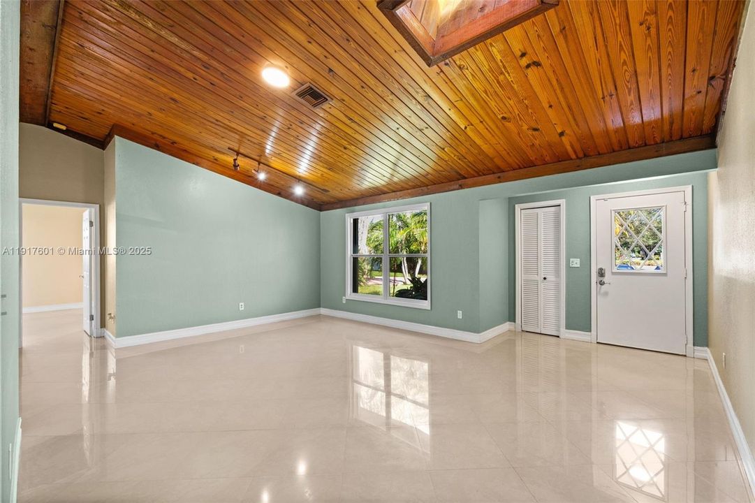 待售: $710,000 (4 贝兹, 2 浴室, 1865 平方英尺)