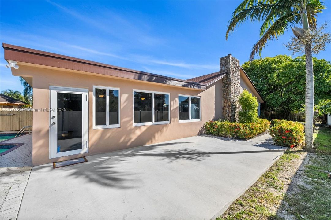 待售: $710,000 (4 贝兹, 2 浴室, 1865 平方英尺)