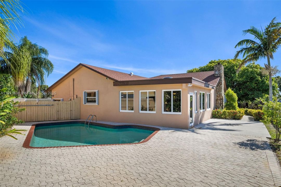 待售: $710,000 (4 贝兹, 2 浴室, 1865 平方英尺)