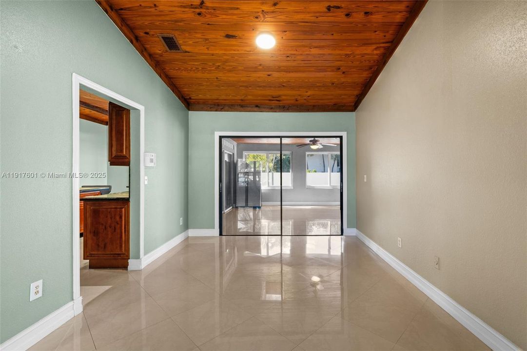 待售: $710,000 (4 贝兹, 2 浴室, 1865 平方英尺)