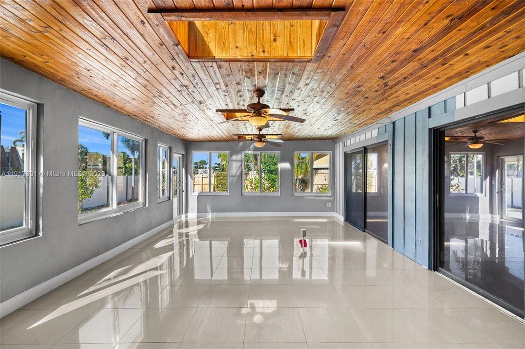 待售: $710,000 (4 贝兹, 2 浴室, 1865 平方英尺)