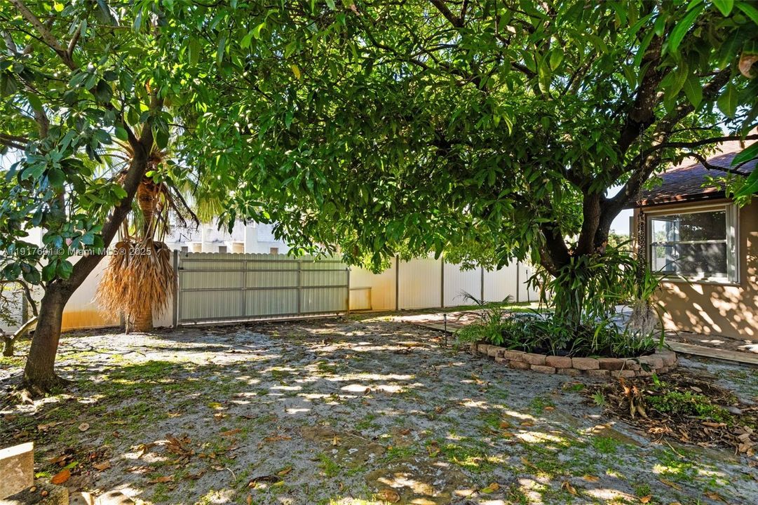 待售: $710,000 (4 贝兹, 2 浴室, 1865 平方英尺)