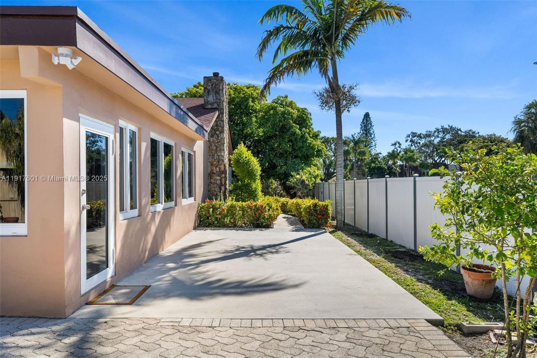 待售: $710,000 (4 贝兹, 2 浴室, 1865 平方英尺)